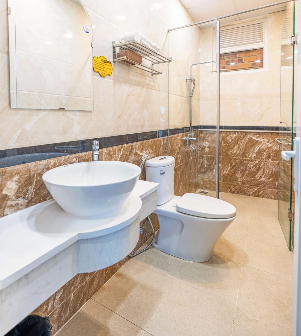 Deluxe Double Room Single Use, 1 Bedroom | Bathroom