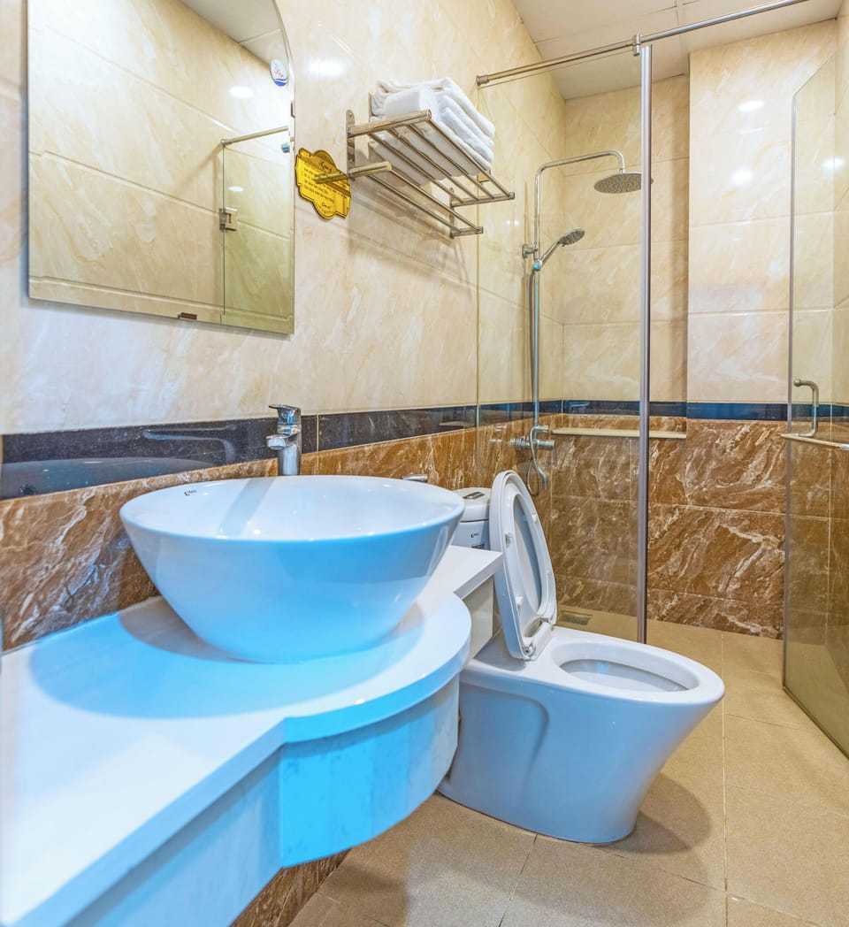 Deluxe Quadruple Room | Bathroom