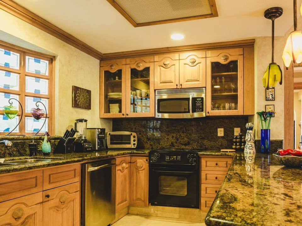 Kitchen w/new granite and stainless appliances