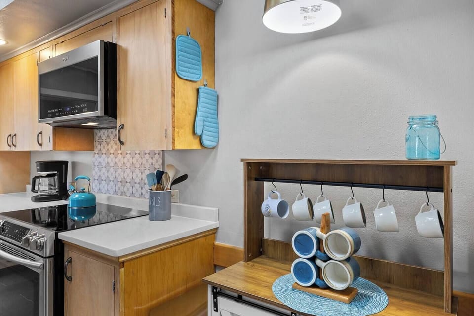 You’ll also find cookware, utensils, plates, and glasses provided, making it easy to enjoy anything from a quick breakfast to a family dinner.