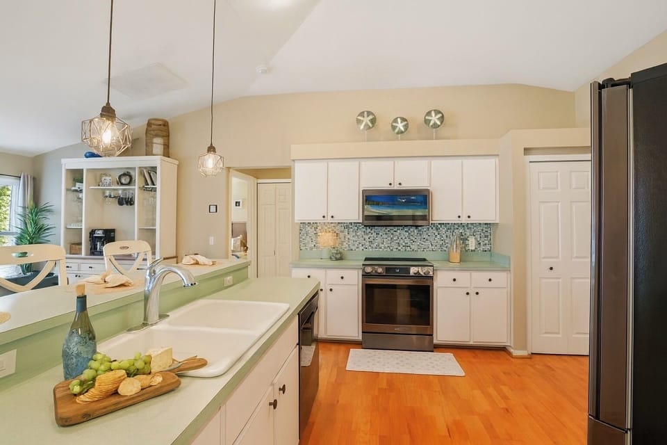 Fully stocked kitchen with new appliances and all the essentials