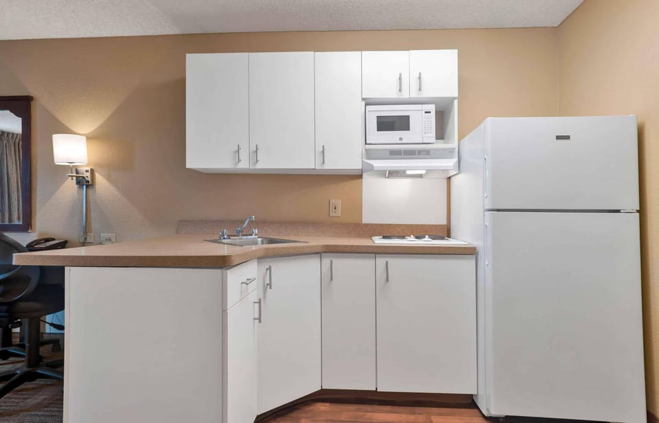 Full-size fridge, microwave, stovetop, coffee/tea maker