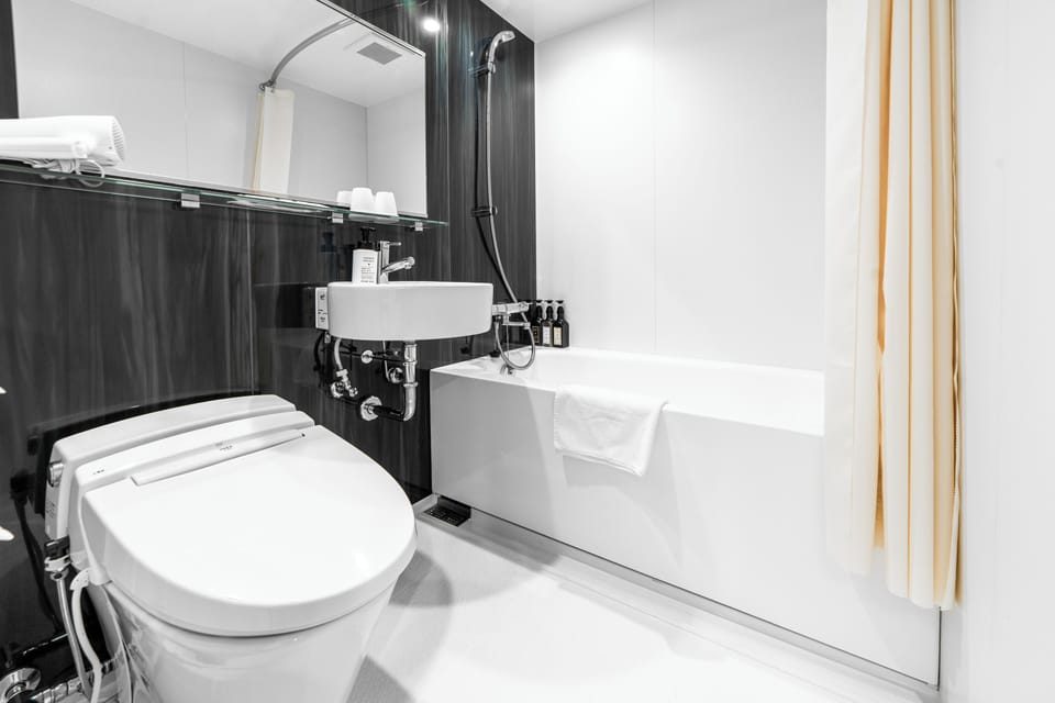 Twin Room, Non Smoking | Bathroom | Combined shower/tub, free toiletries, hair dryer, slippers