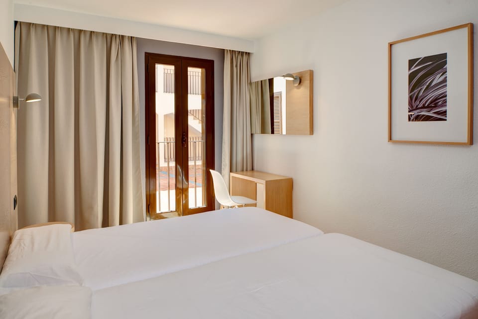 Blackout drapes, free cribs/infant beds, bed sheets