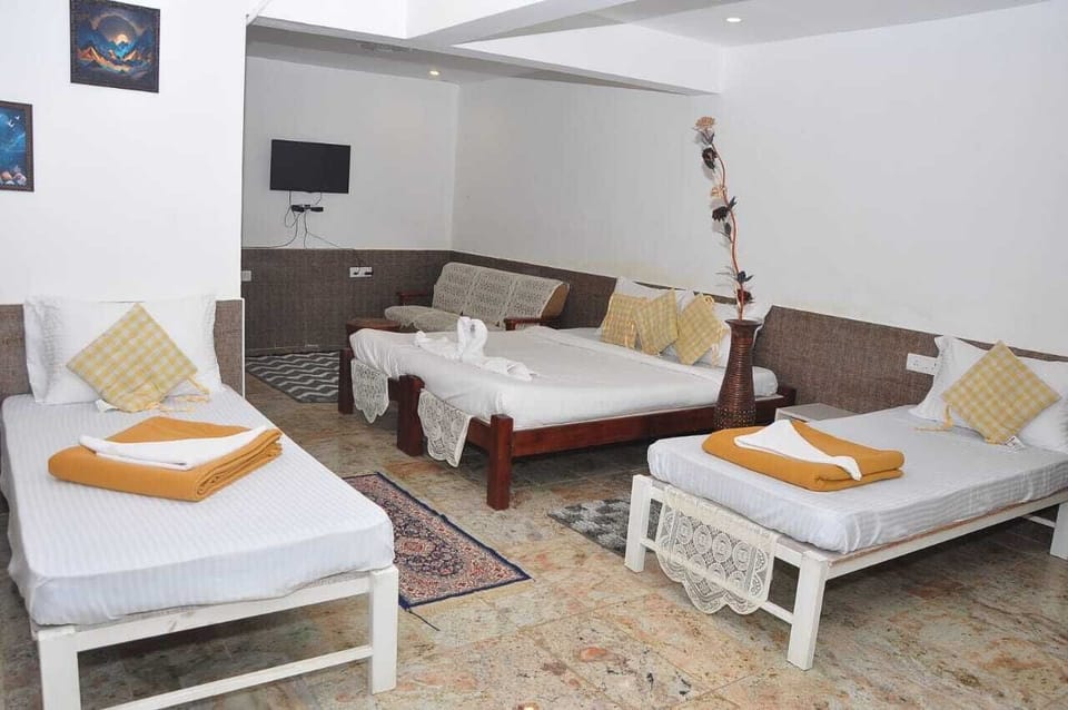 Suite | Free WiFi, bed sheets