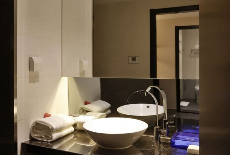 Hypo-allergenic bedding, minibar, desk, soundproofing