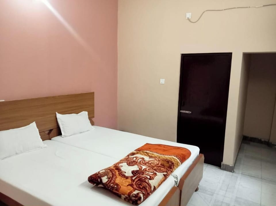 Basic Double Room | Free WiFi, bed sheets