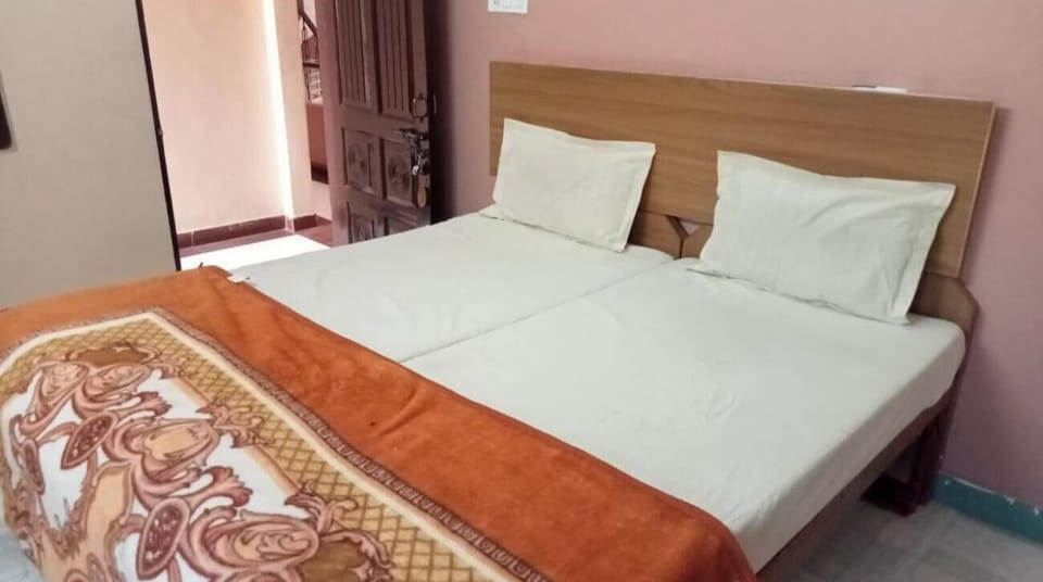 Basic Double Room | Free WiFi, bed sheets