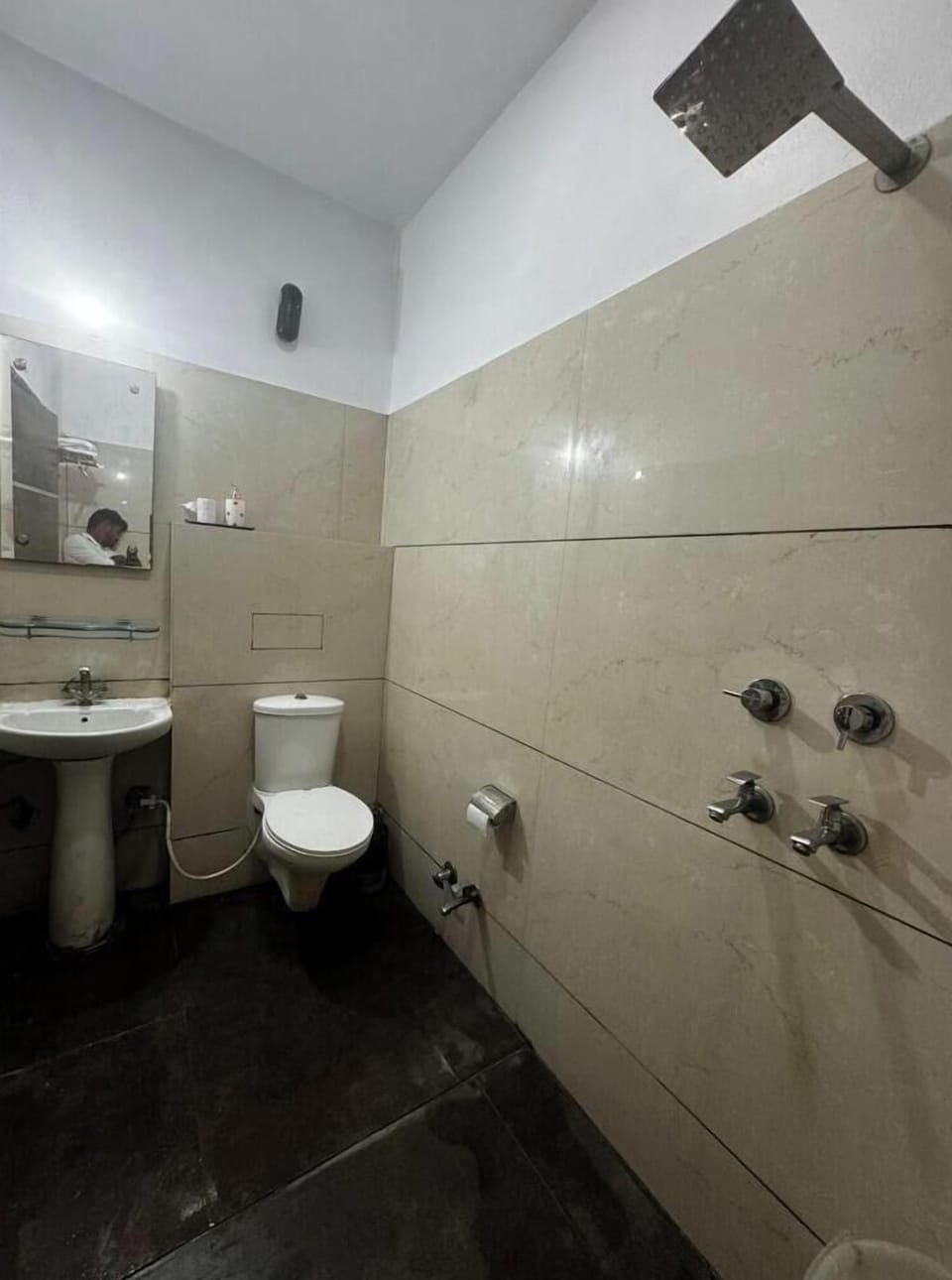 Shower, free toiletries, bidet, towels