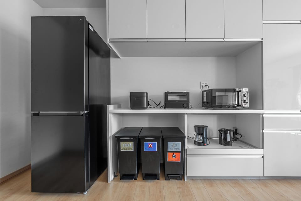Fridge, microwave, stovetop, dishwasher