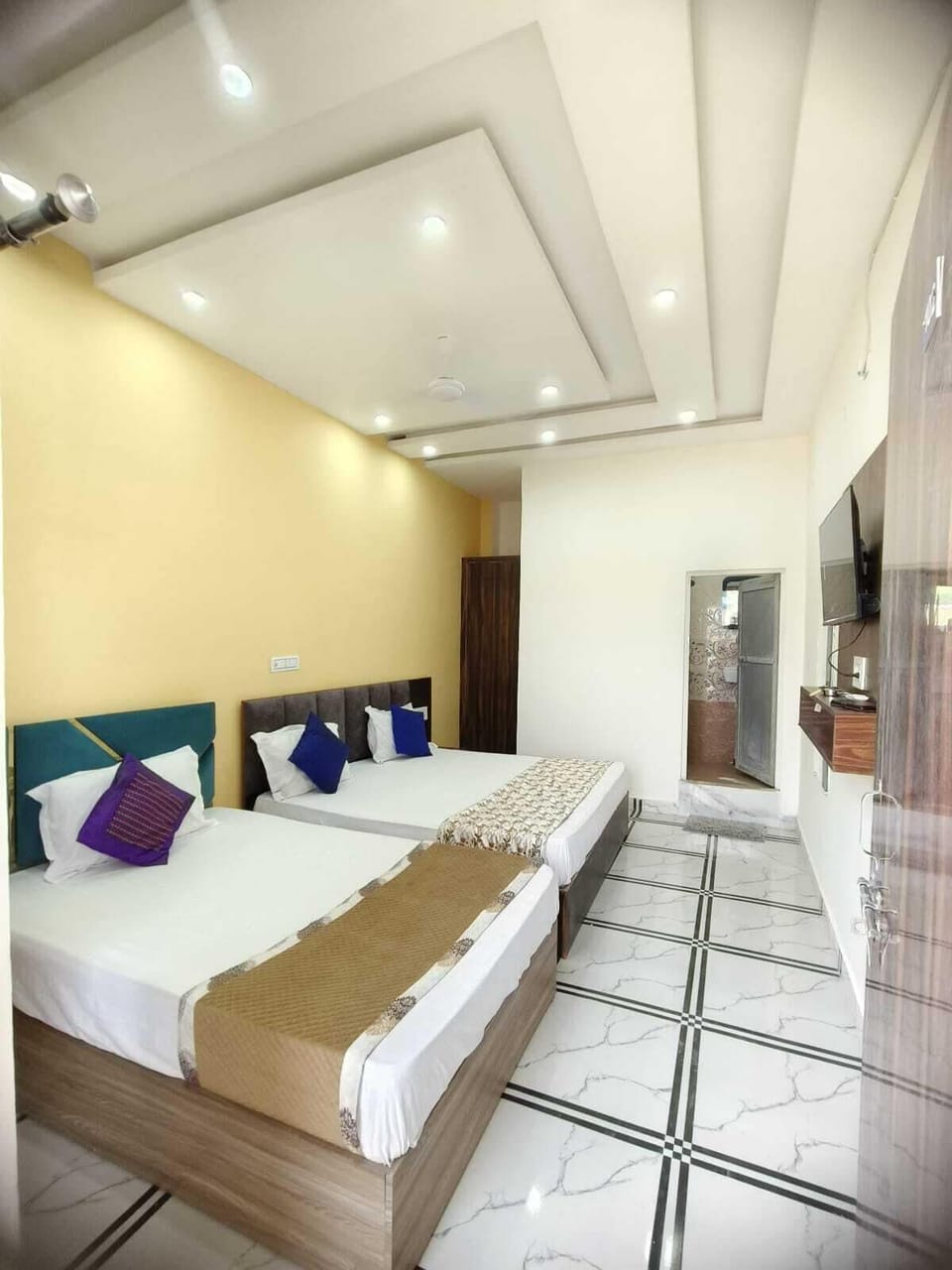 Family Room, Air conditioning | Desk, rollaway beds, free WiFi, bed sheets