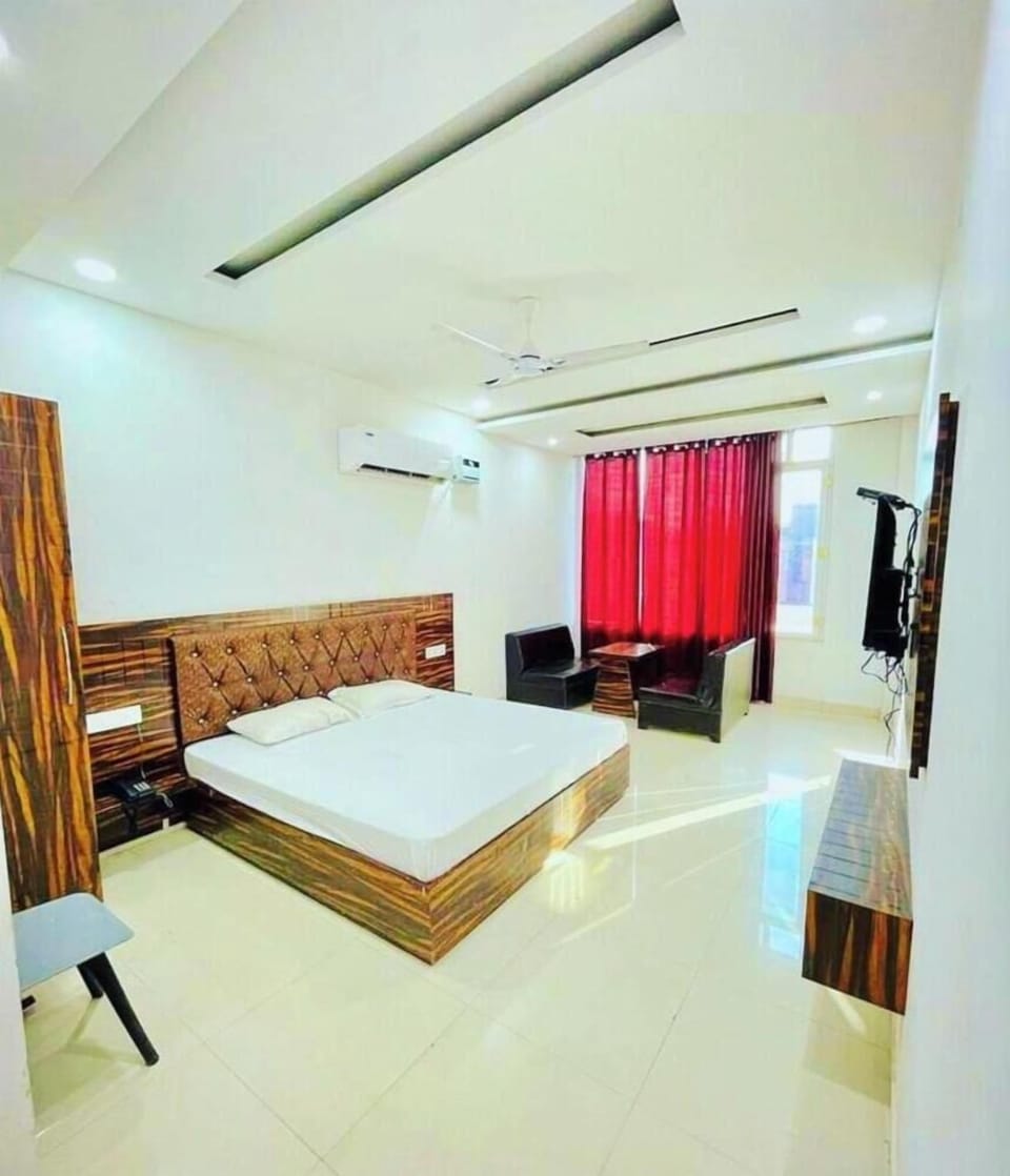Deluxe Room | Desk, free WiFi, bed sheets