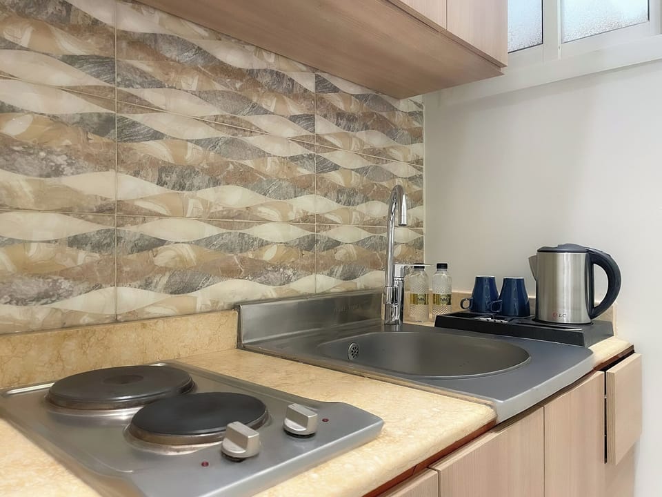 Standard Studio Suite | Private kitchenette | Microwave, electric kettle