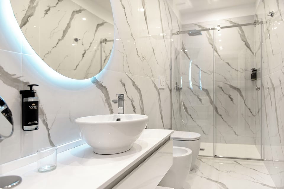 Exclusive Suite, 1 King Bed with Sofa bed, City View | Bathroom | Shower, hair dryer, towels, soap