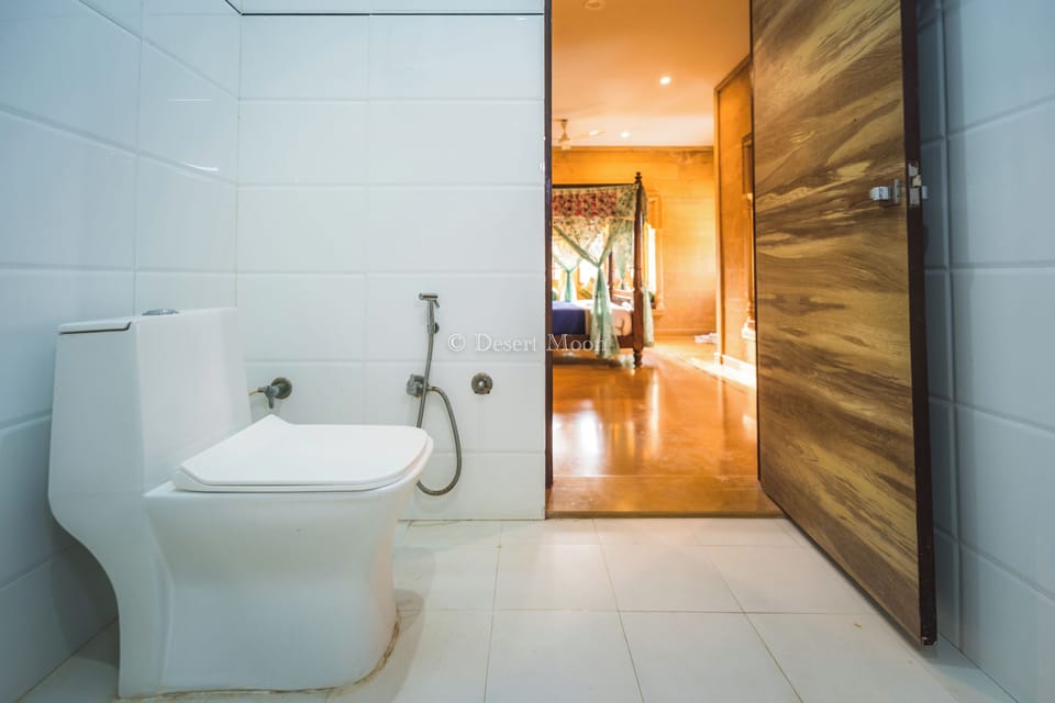 Deluxe Room, Balcony, City View | Bathroom | Shower, slippers, bidet, towels
