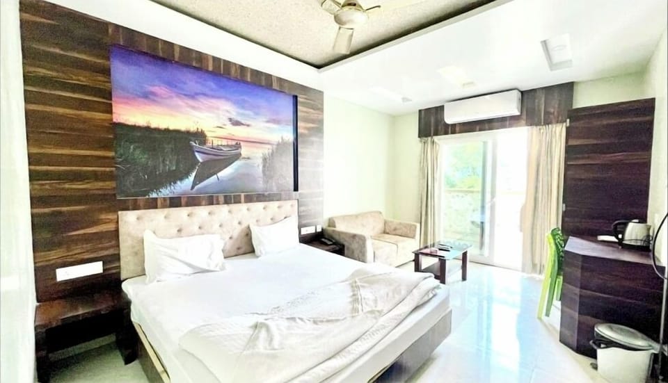 Deluxe Quadruple Room | Premium bedding, desk, laptop workspace, WiFi (free)