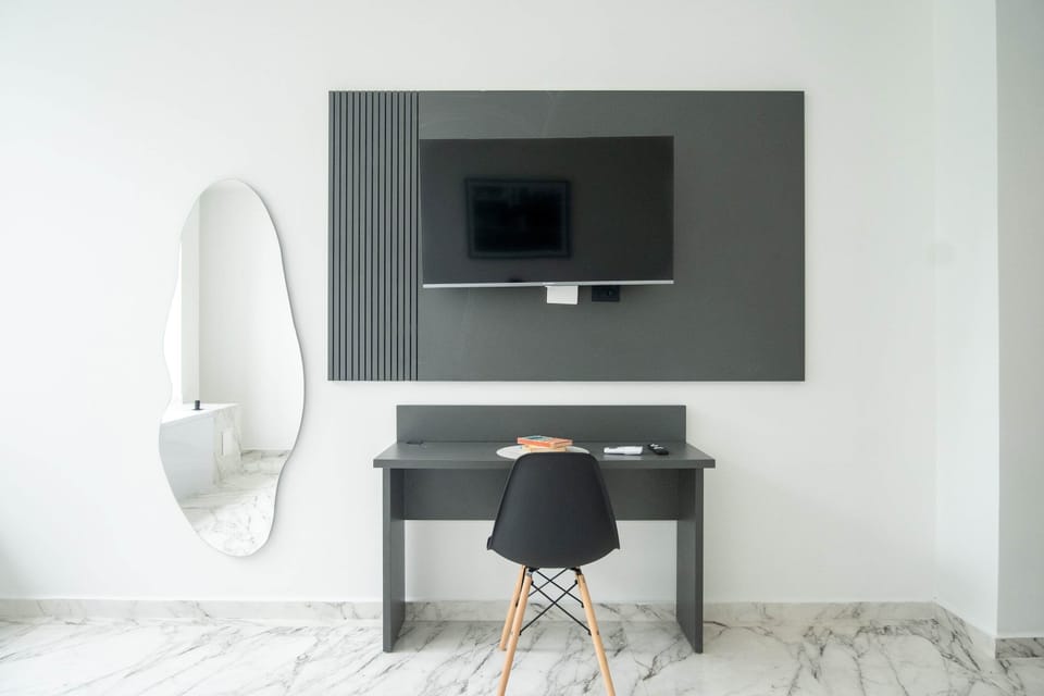 TV lounge & dedicated workspace