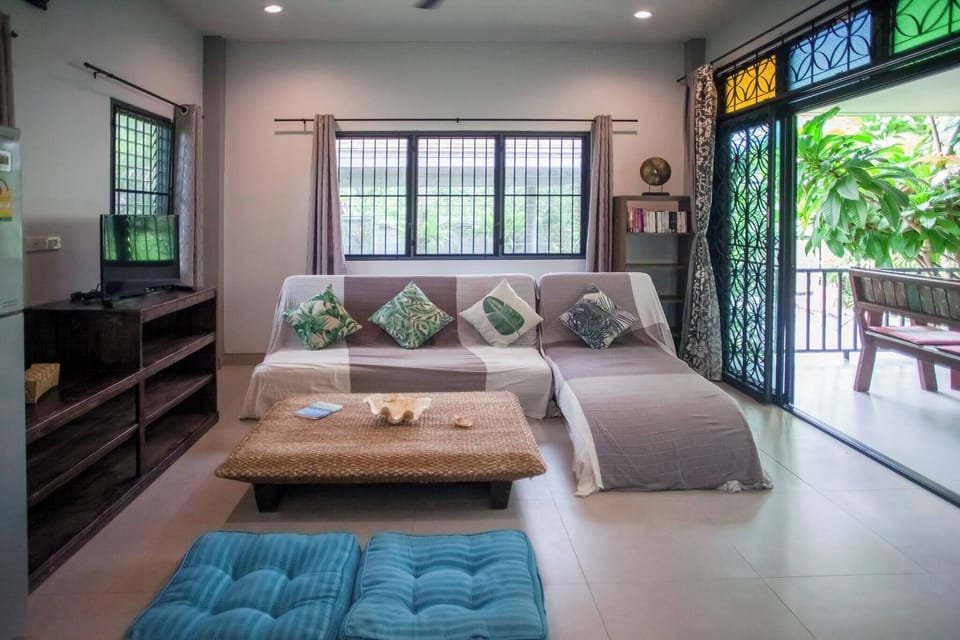 House, 2 Bedrooms, Smoking, Balcony | Living room | Books
