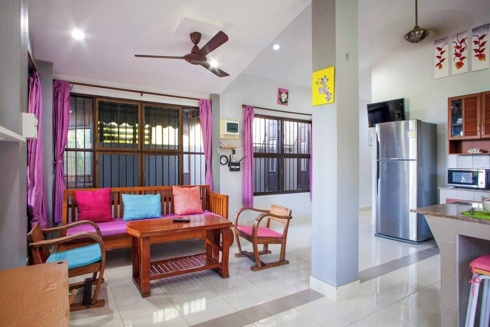 House, 2 Bedrooms, Smoking, Balcony | Living room | Books
