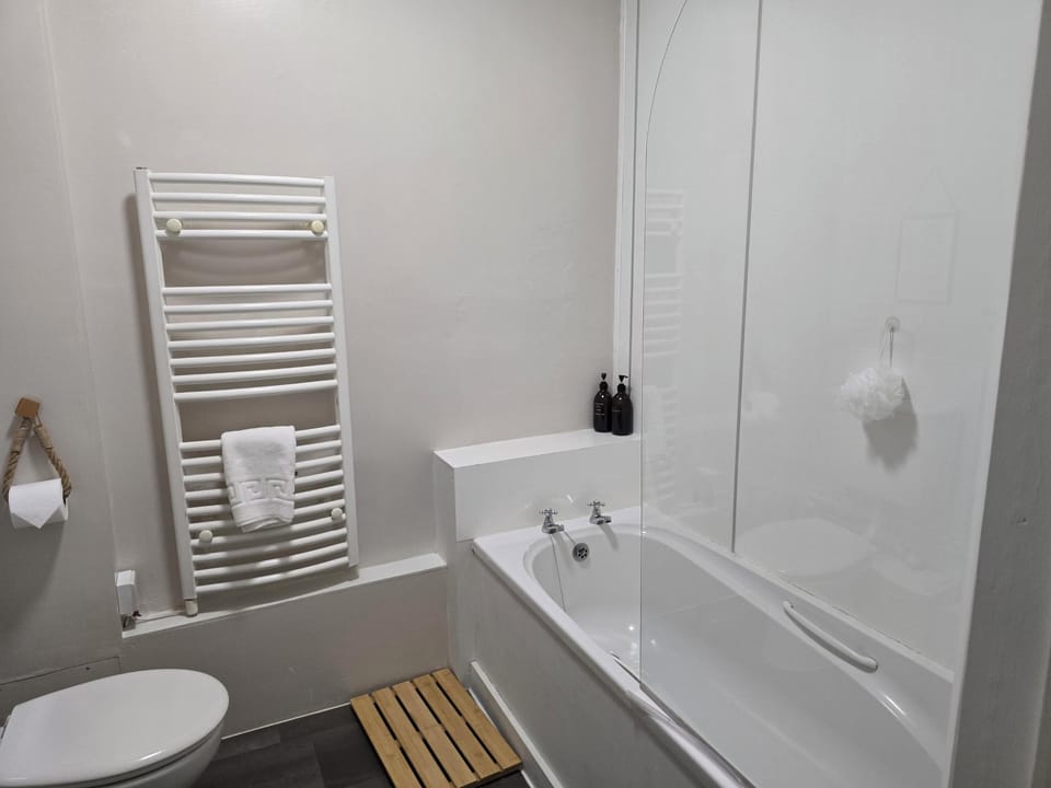 Double Room, Courtyard View | Bathroom | Hair dryer, towels, shampoo, toilet paper