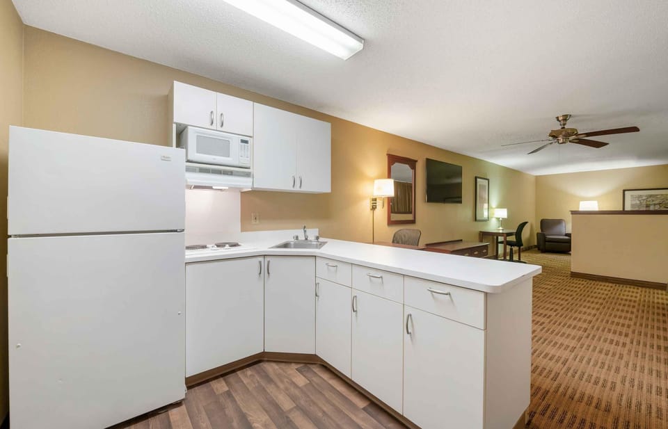 Coffee/tea maker, full-size fridge, microwave, stovetop