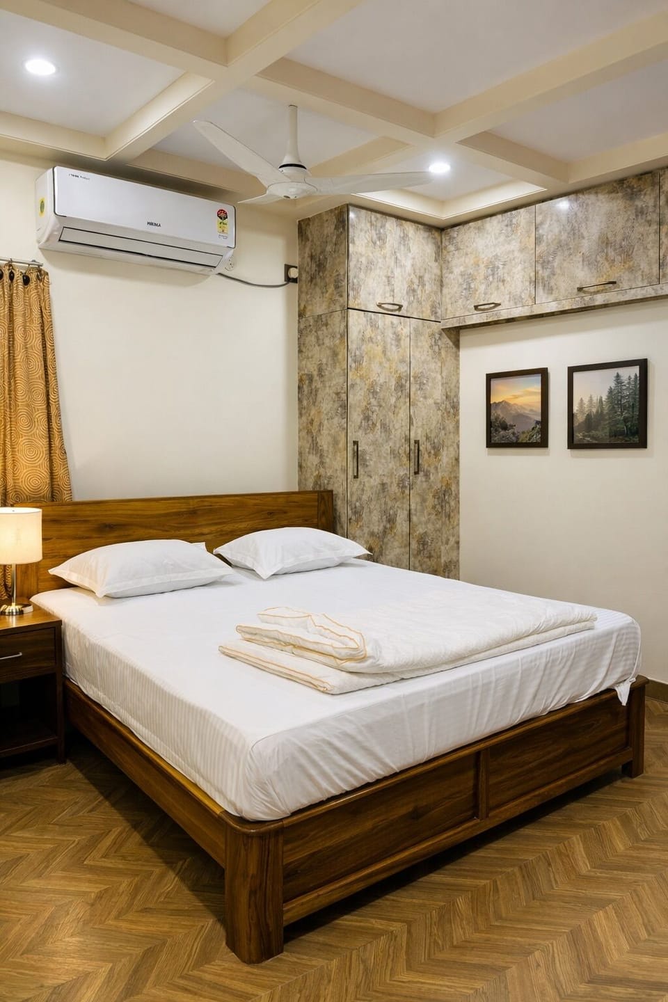 Laptop workspace, free WiFi, bed sheets