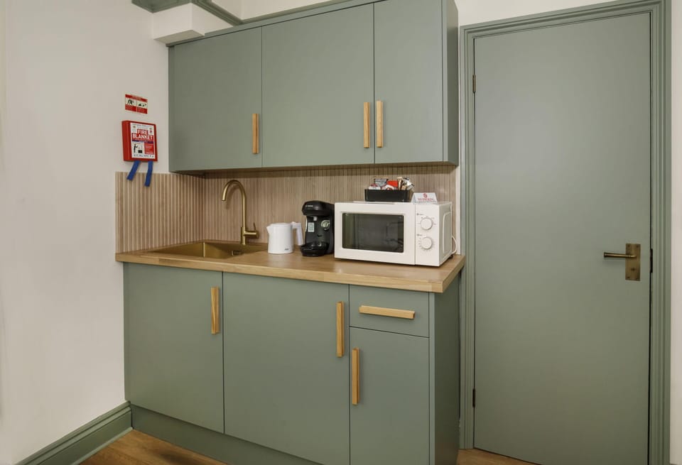 Classic Triple Room, Ensuite | Private kitchen