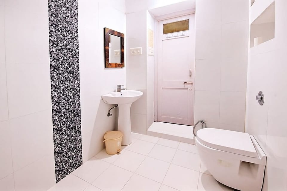 Family Quadruple Room, Lake View | Bathroom | Shower, free toiletries, hair dryer, towels