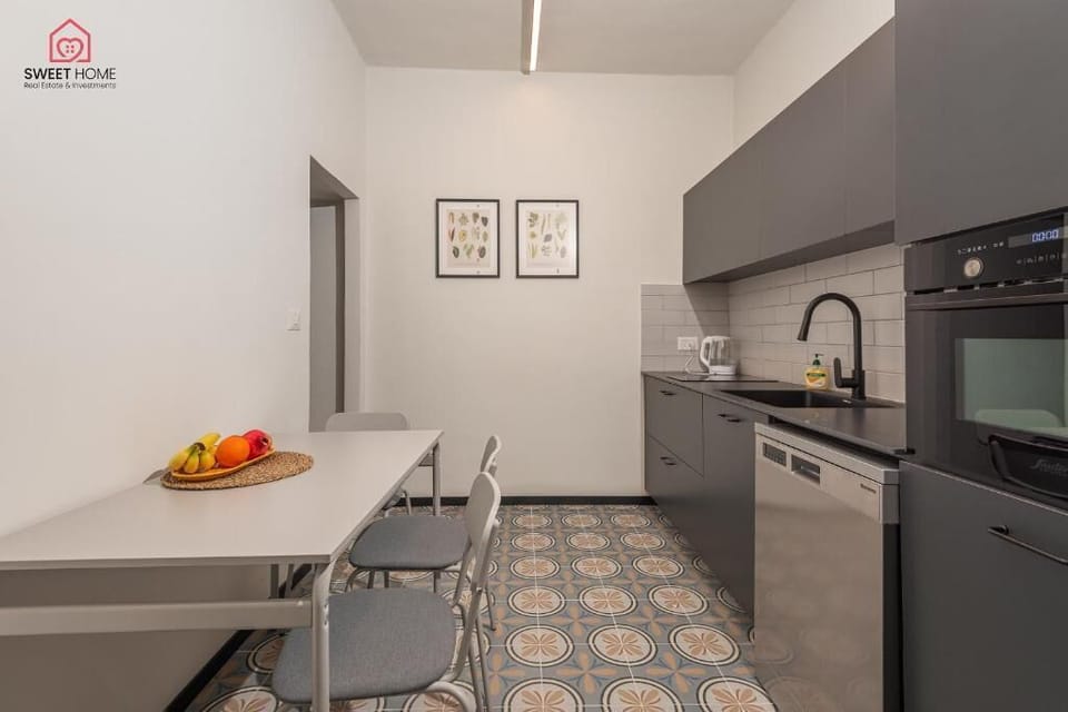 Superior Apartment, Balcony, Sea View | Private kitchen | Highchair