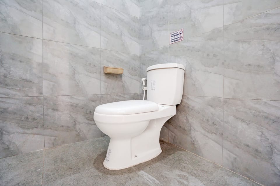 Standard Double Room | Bathroom | Shower, bidet, toilet paper