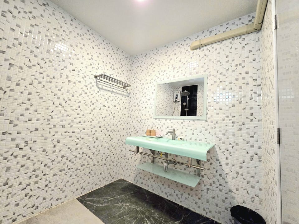 Garden Room | Bathroom | Shower, hair dryer, towels, shampoo