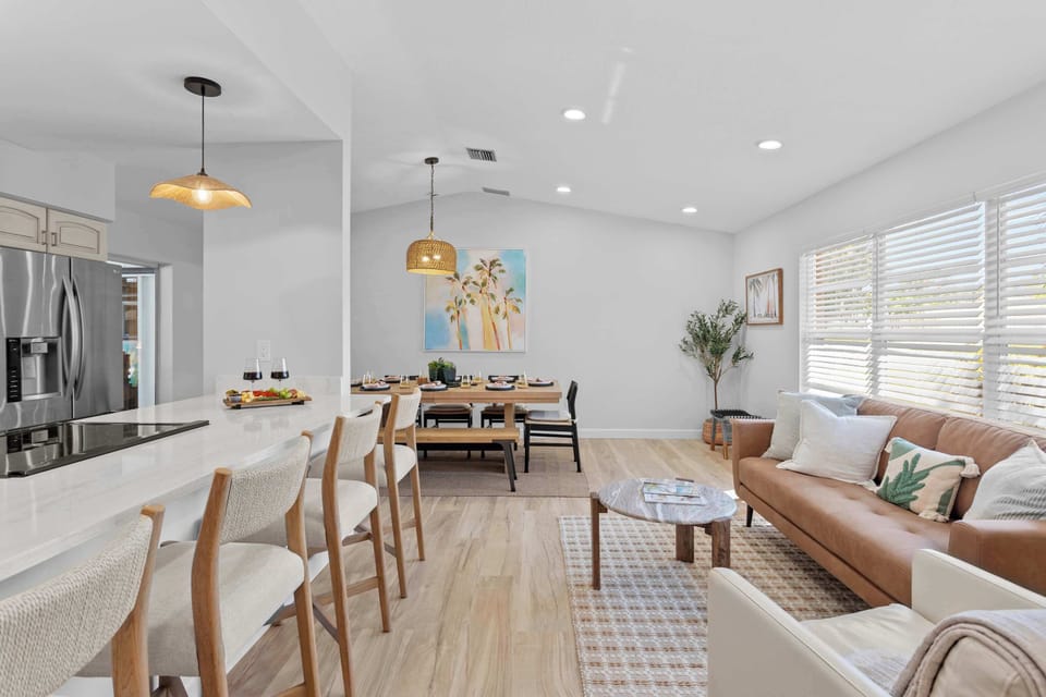 Breakfast bar, lounge area and dining room