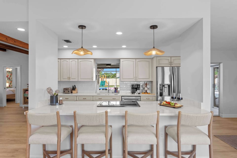 Breakfast bar with seating for 4