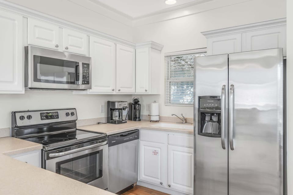 Open Floor Plan, Perfect For Staying Connected While Making Breakfast ! 