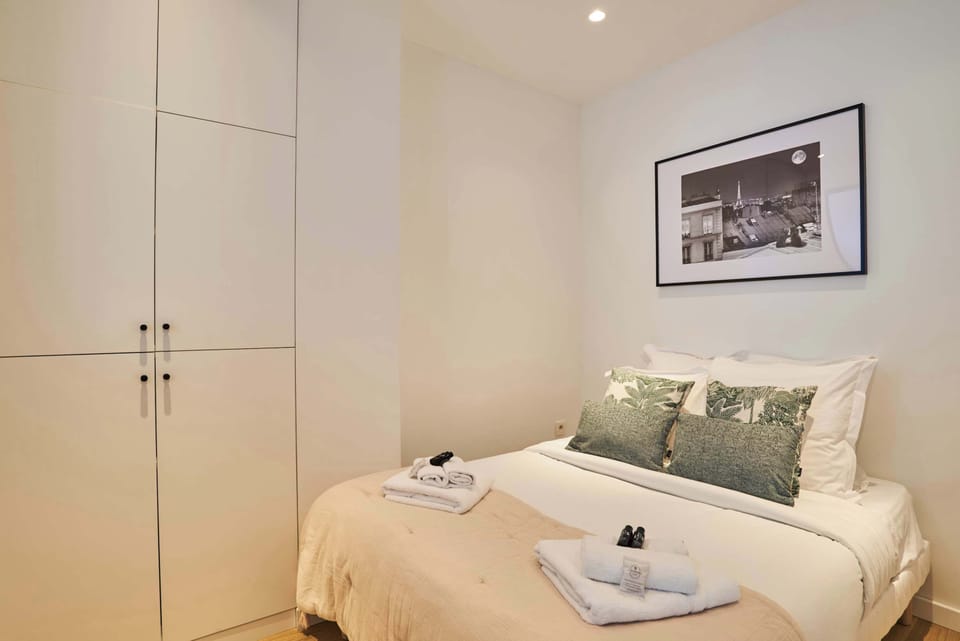 Chambre avec lit double et rangement