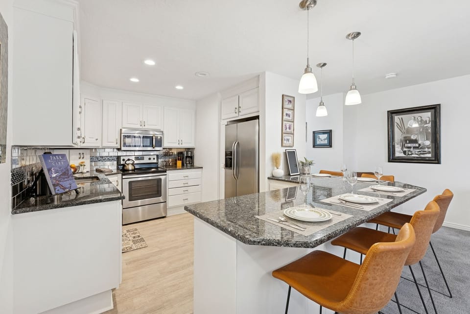 Fully equipped kitchen with plenty of counter space for everyone.
