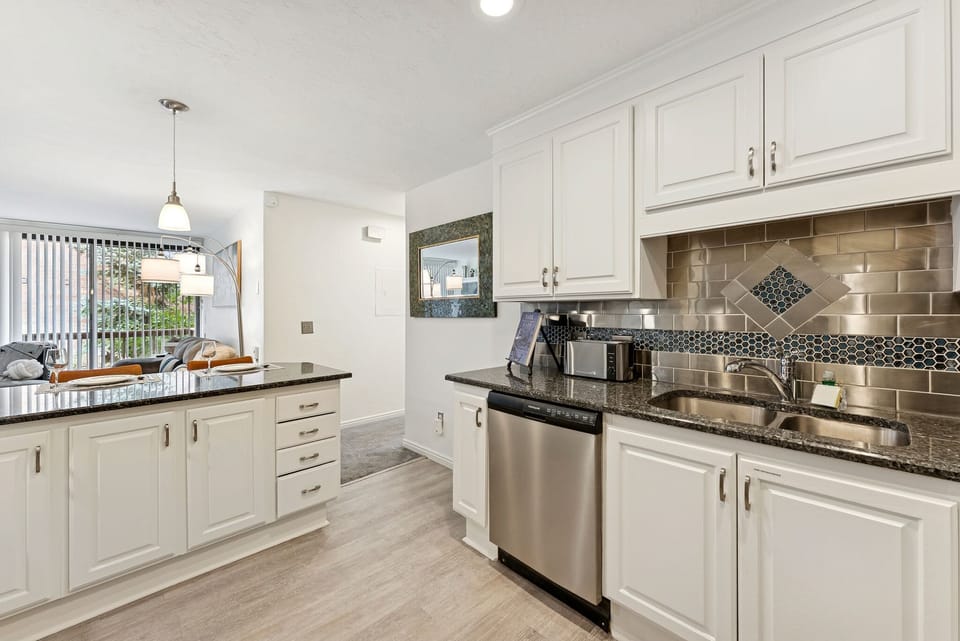 Enjoy cooking together in this modern, well-equipped kitchen.