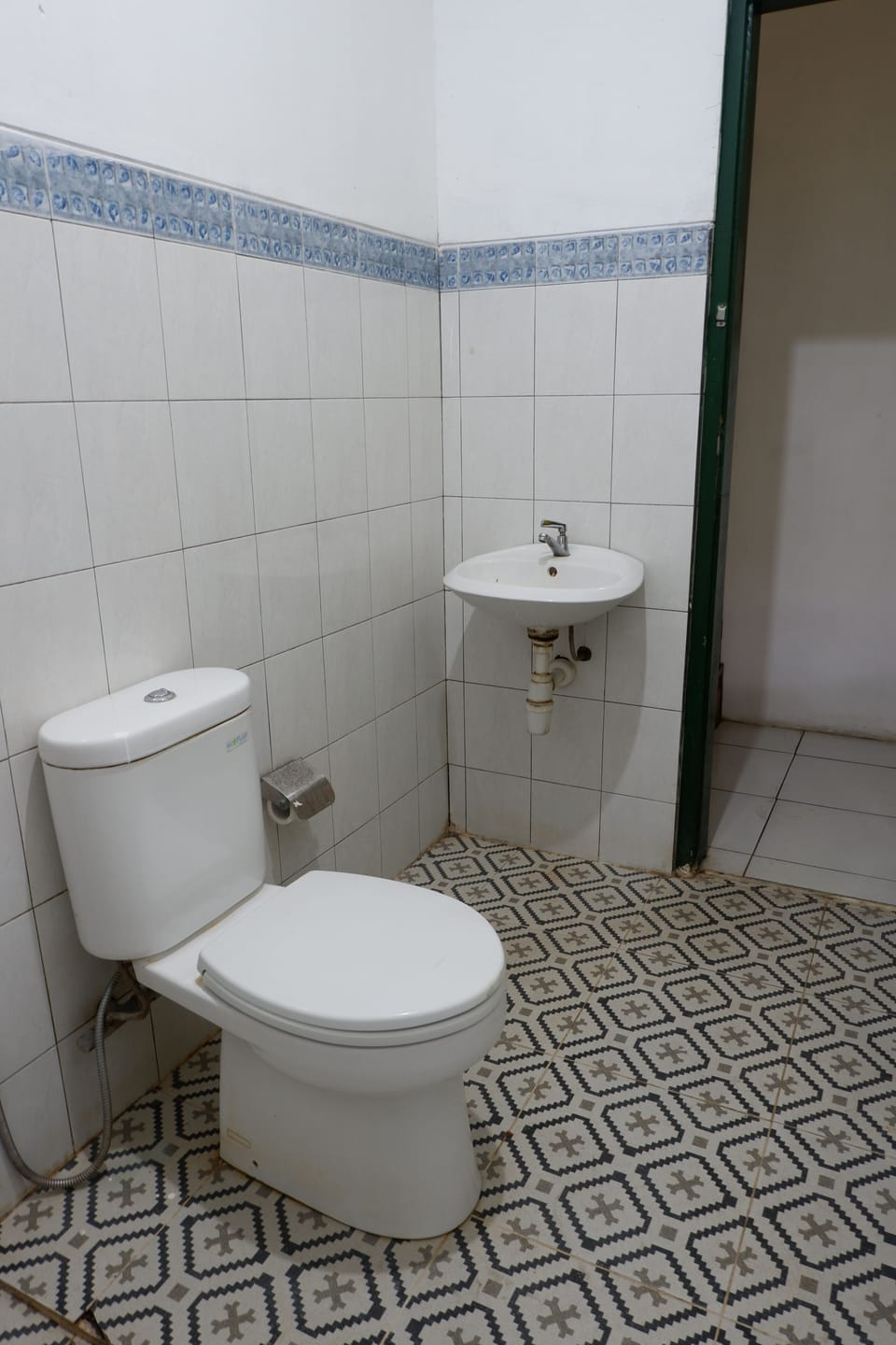 Standard Single Room | Bathroom | Combined shower/tub, slippers, soap, toilet paper