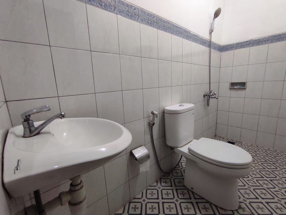 Standard Single Room | Bathroom | Combined shower/tub, slippers, soap, toilet paper