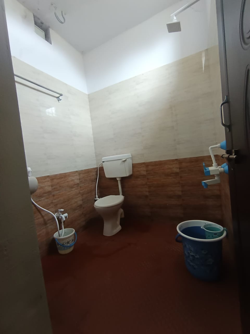 Deluxe Double Room | Bathroom | Shower, free toiletries, towels, soap