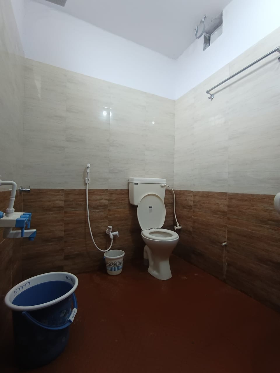 Deluxe Double Room | Bathroom | Shower, free toiletries, towels, soap