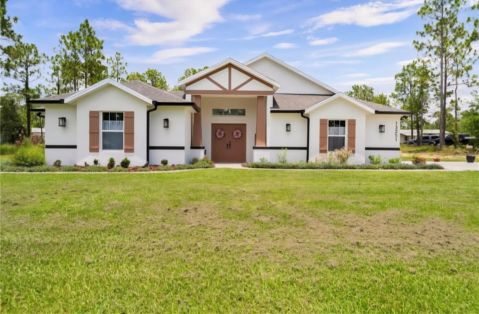 Front double doors lead directly into the lanai