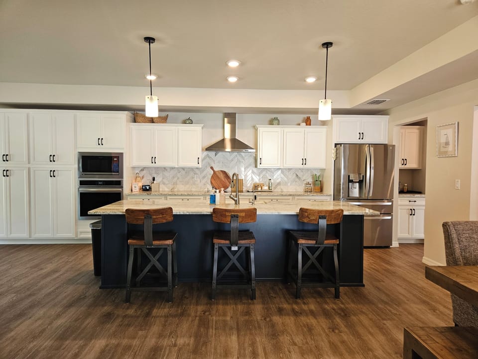 fully stocked kitchen. 