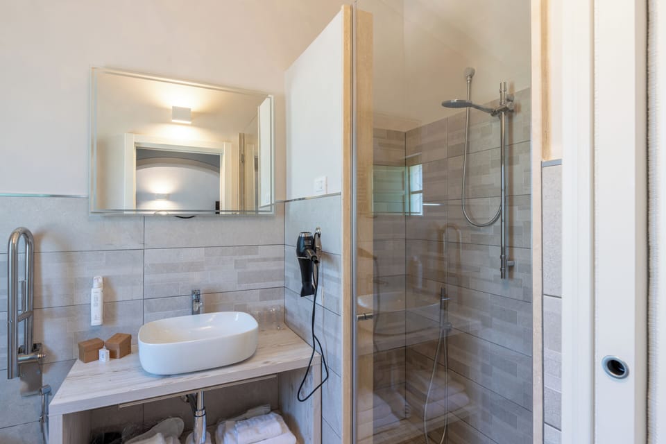 CAMERA MATRIMONIALE CON ACCESSO DISABILI ROSMARINO | Bathroom | Shower, free toiletries, hair dryer, towels