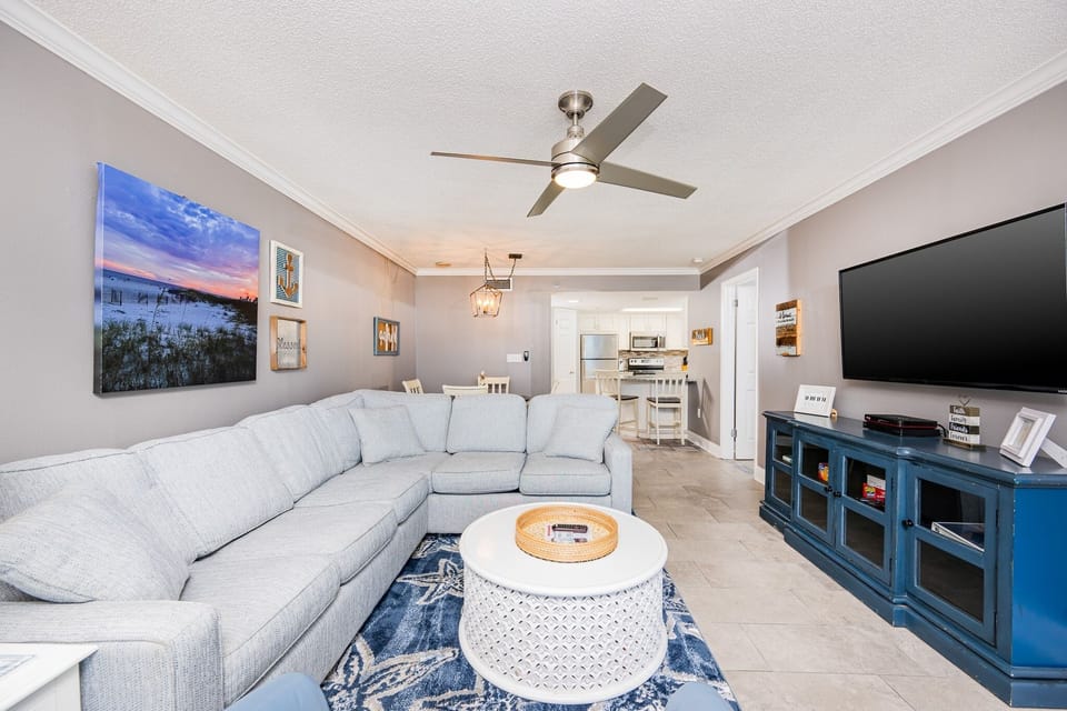 Condo, 2 Bedrooms | Living area