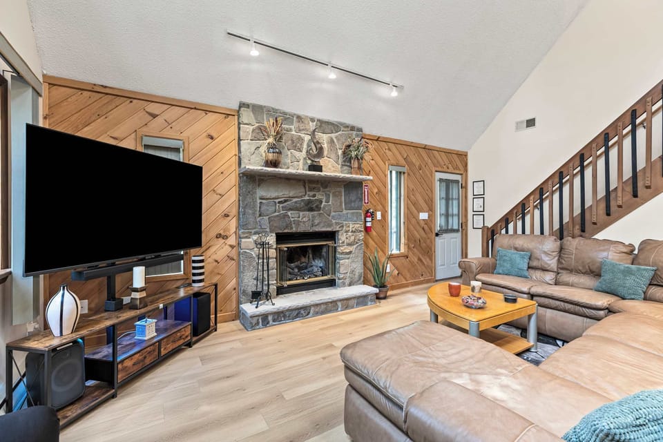 Cozy nights, sorted. Stone fireplace and large Smart TV for movie marathons after hiking, golf, or tubing in The Hideout community.
