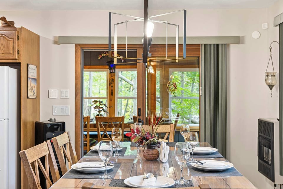 Let nature be your dining guest. 🌲 Enjoy meals surrounded by lush Pocono greenery and tranquil forest views, perfect after a day at The Hideout’s golf course or lake.