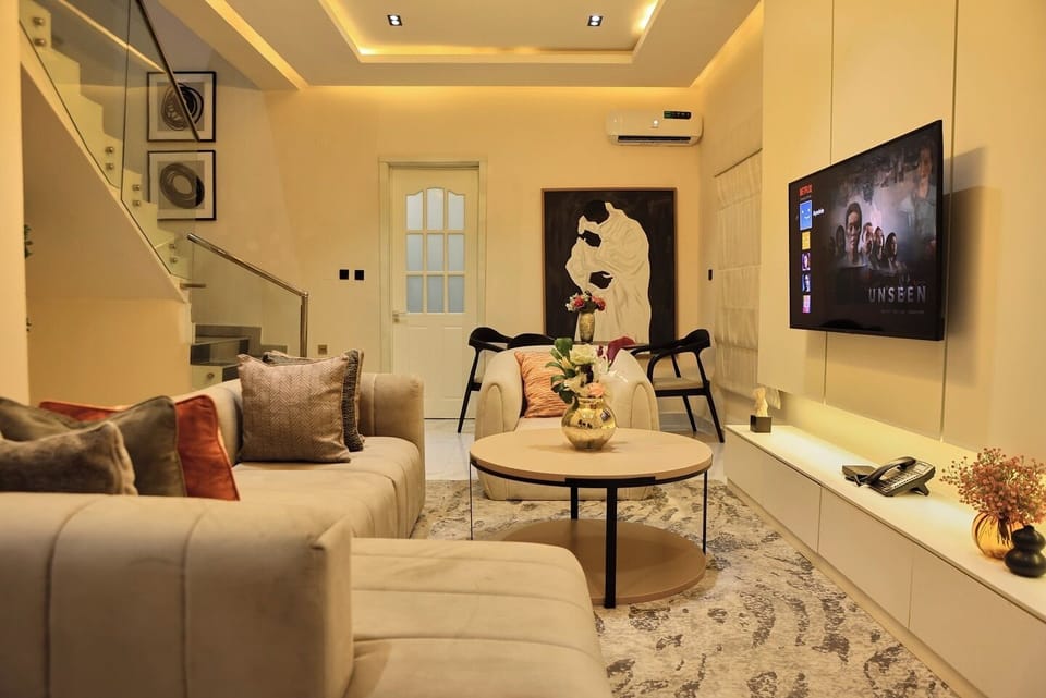 Deluxe Apartment, Balcony, City View | Living area