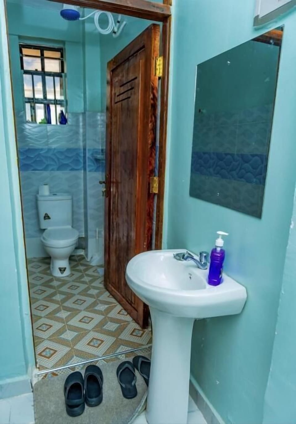 Deluxe Studio | Bathroom | Shower, free toiletries, slippers, towels