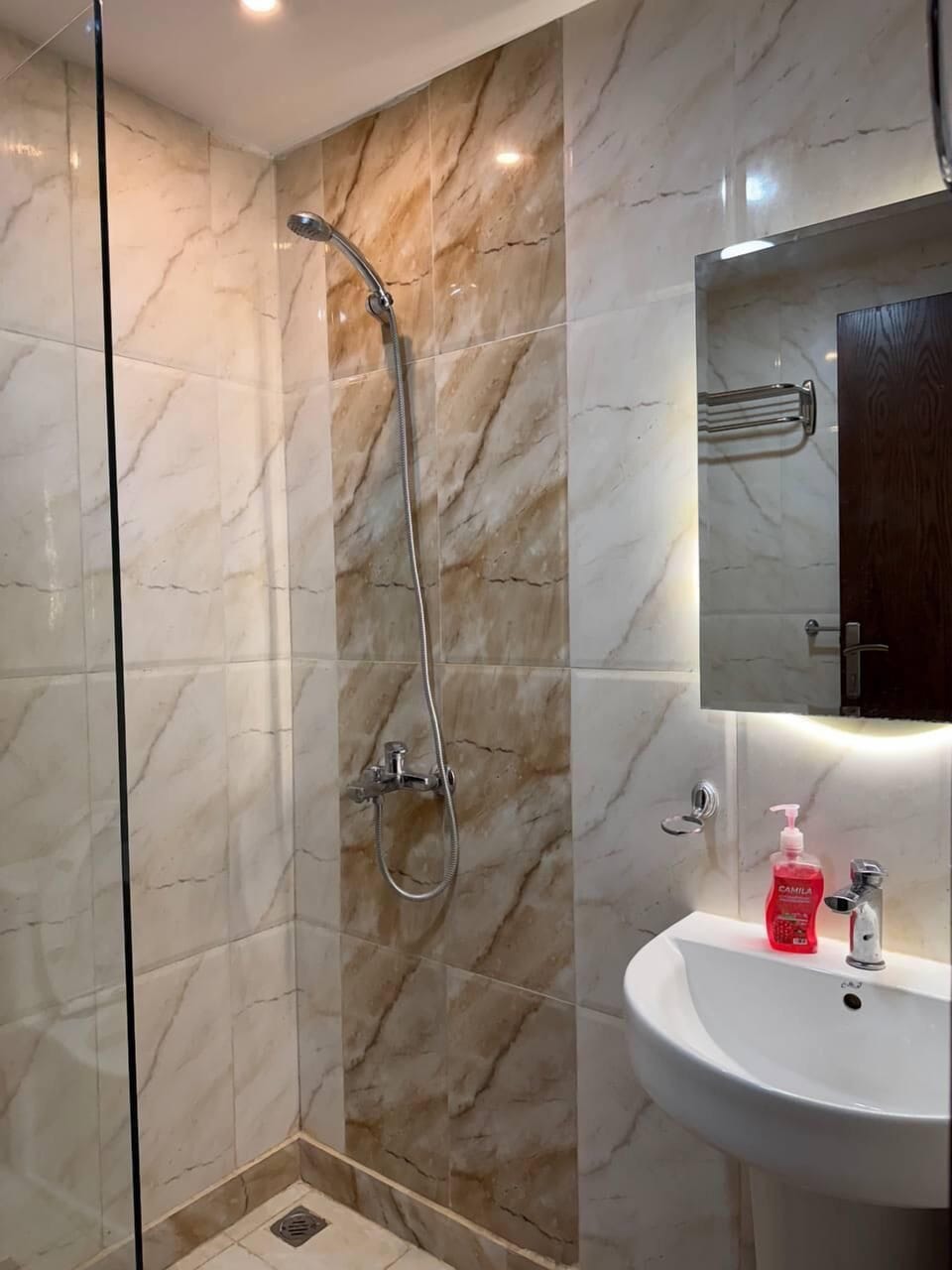 Combined shower/tub, free toiletries, towels, soap